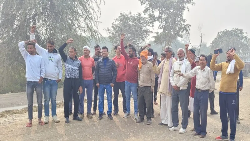 रायबरेली: नेशनल हाईवे में  कट न दिये जाने से ग्रामीणों ने किया प्रदर्शन